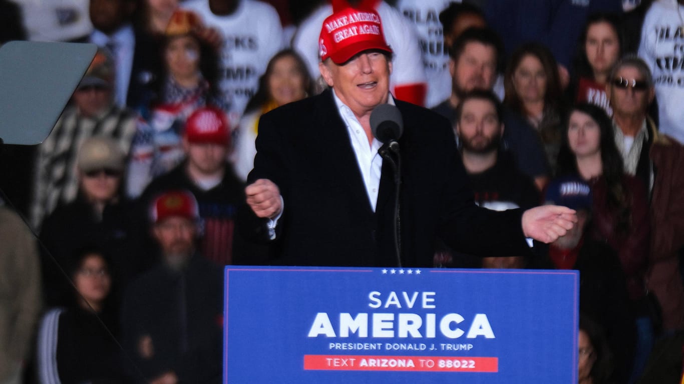 Donald Trump: In Arizona ließ sich der Ex-Präsident Mitte Januar 2022 von seinen Anhängern feiern.