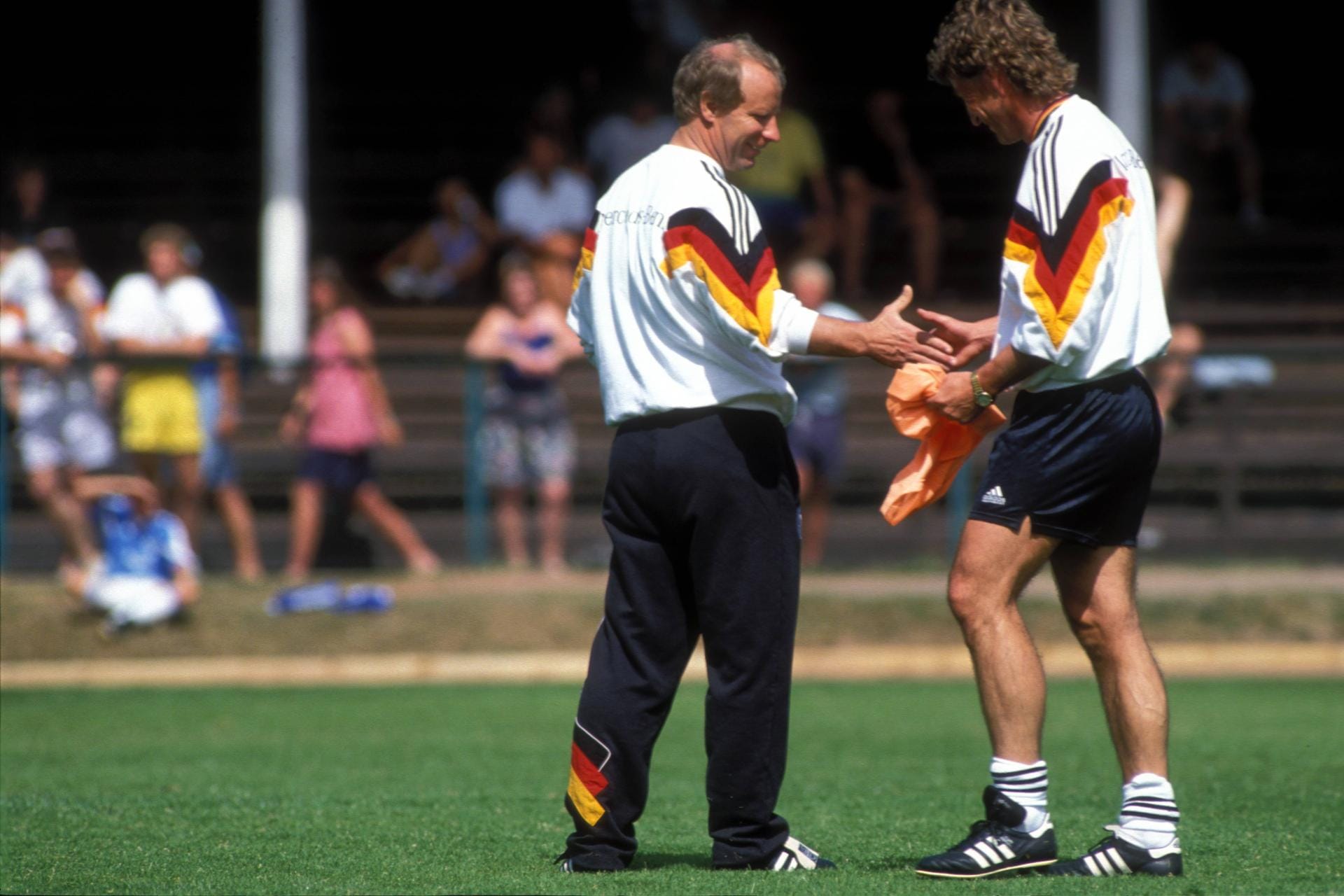 Legenden unter sich: Der frühere Bundestrainer Berti Vogts (l.) und Co-Trainer Hans Jürgen Dörner im Rahmen der EM 1992. Deutschland stand bei diesem Turnier im Finale Dänemark gegenüber und verlor 0:2, wurde Vize-Europameister.