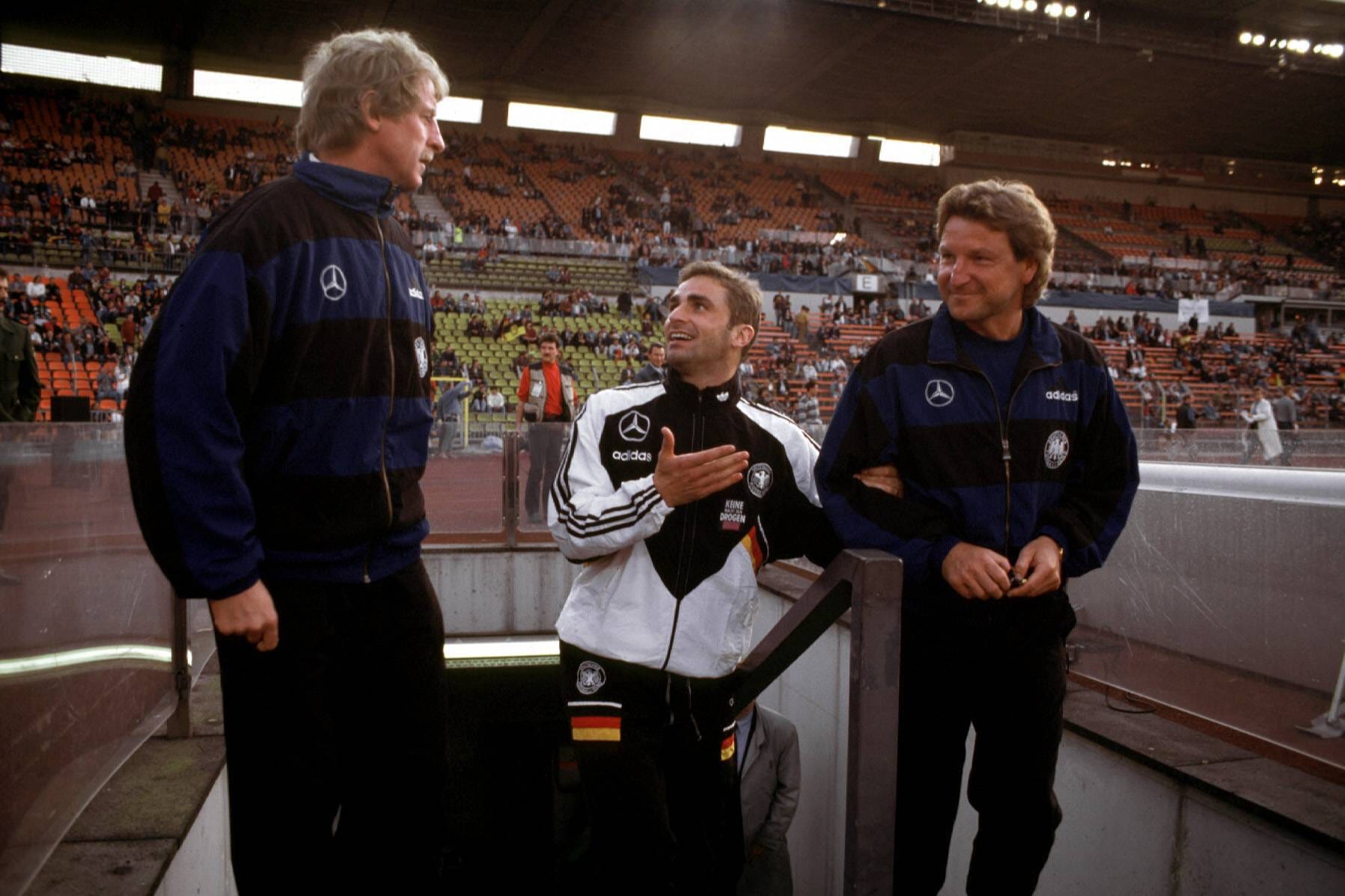 Rheinstadion in Düsseldorf: Am 26. April 1995 sind Erich Rutemöller, Spieler Stefan Kuntz (m.) und Dixie Dörner (r.) im Gespräch vor dem EM-Qualifikationsspiel gegen Wales. Vor 43.461 Zuschauern endete das Spiel 0:0.