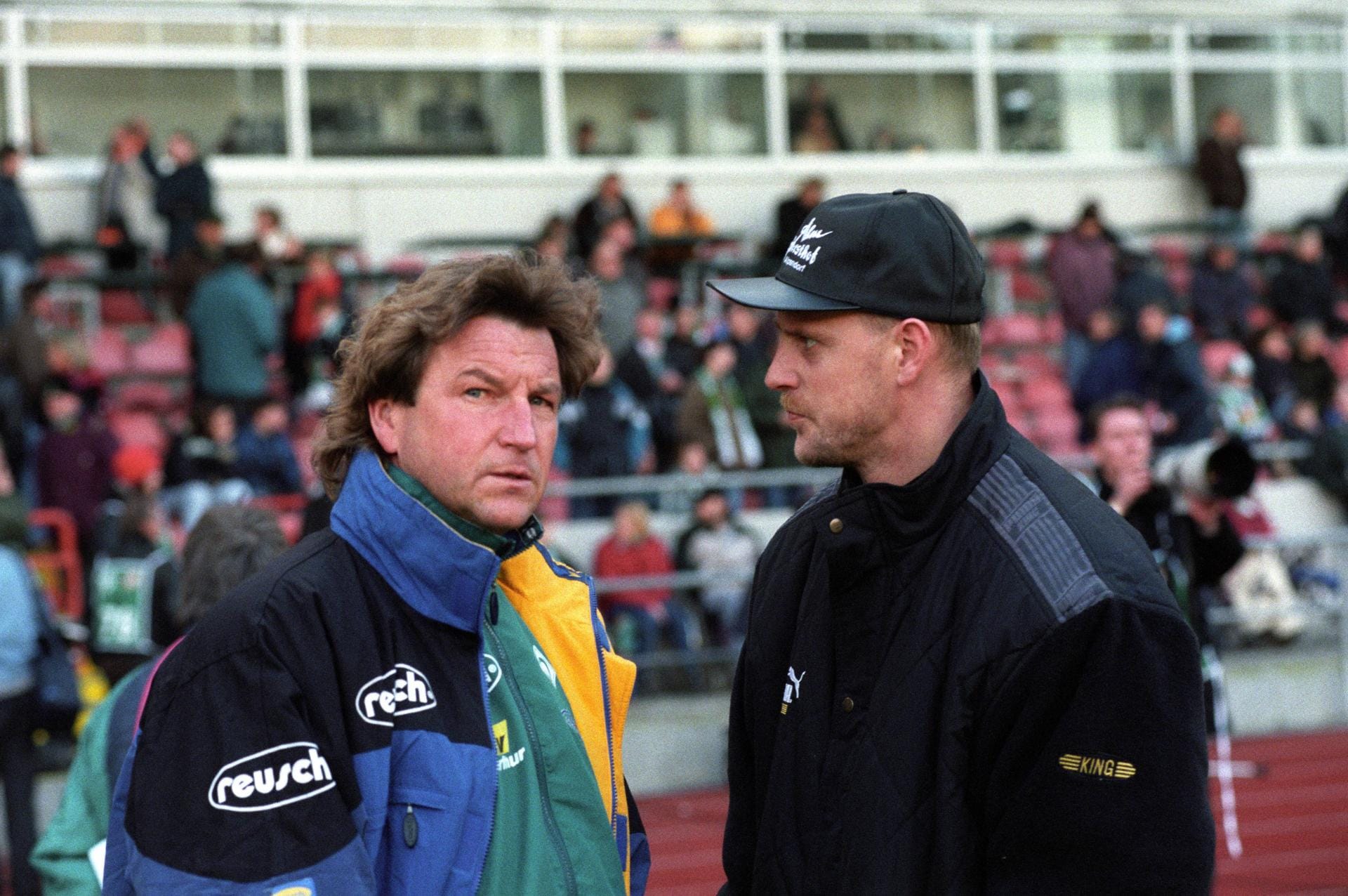 Werder Bremen: Von Anfang 1996 bis August war Dörner Trainer des Klubs. Hier im Gespräch mit Thomas Schaaf. Dieser war von 1988 bis 1995 neben seiner Spielertätigkeit auch Jugendtrainer, danach wurde er Coach der Amateurmannschaft.