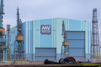 Blick auf das Gelände der MV Werften am Standort Stralsund (Symbolbild): Der Tourismuskonzern und Eigner der insolventen MV Werften, Genting, hat einen Antrag auf Abwicklung gestellt.