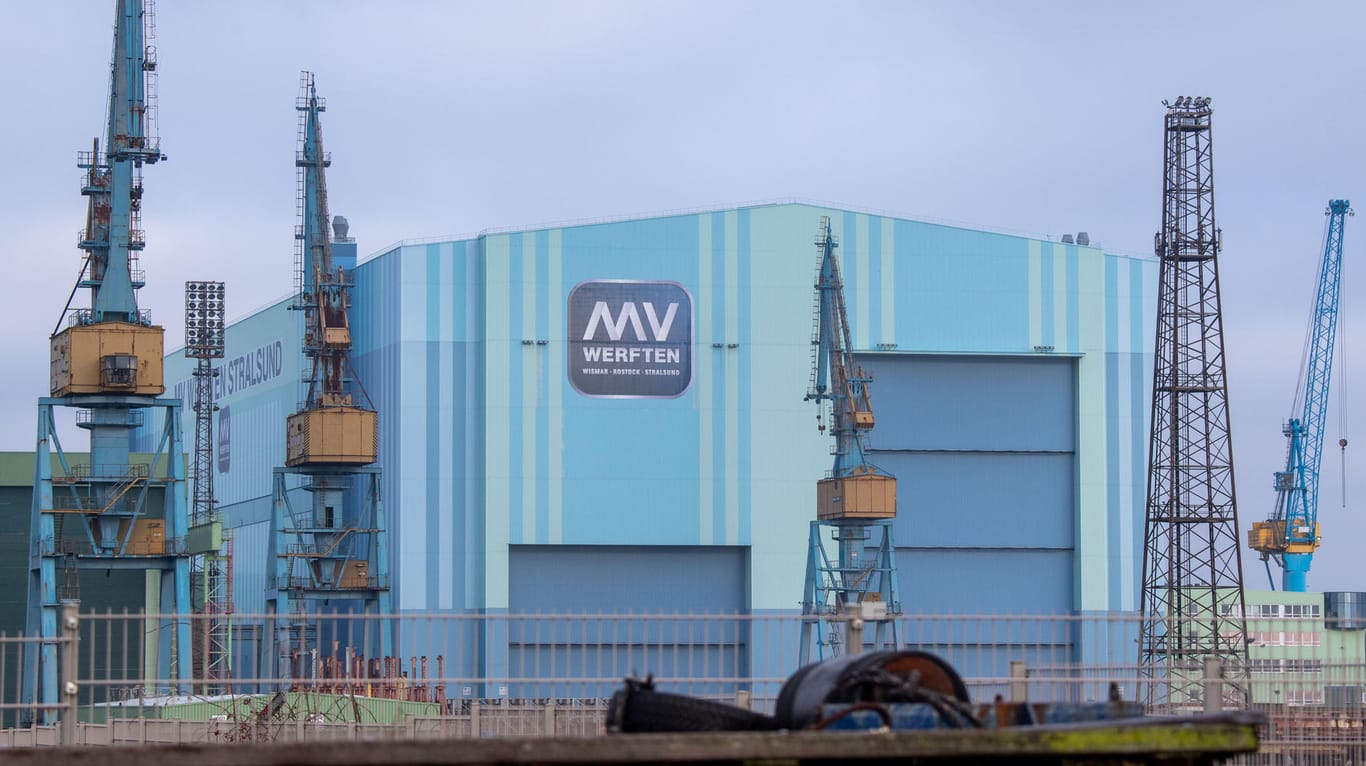 Blick auf das Gelände der MV Werften am Standort Stralsund (Symbolbild): Der Tourismuskonzern und Eigner der insolventen MV Werften, Genting, hat einen Antrag auf Abwicklung gestellt.
