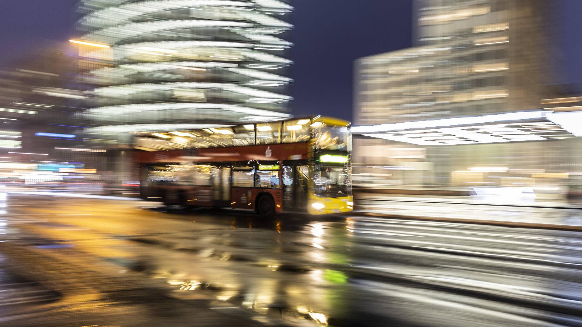 Ein BVG-Bus fährt durch Berlin (Symbolbild): Einige Linien verkehren nun weniger häufig. Ein BVG-Bus fährt durch Berlin (Symbolbild): Einige Linien verkehren nun weniger häufig.