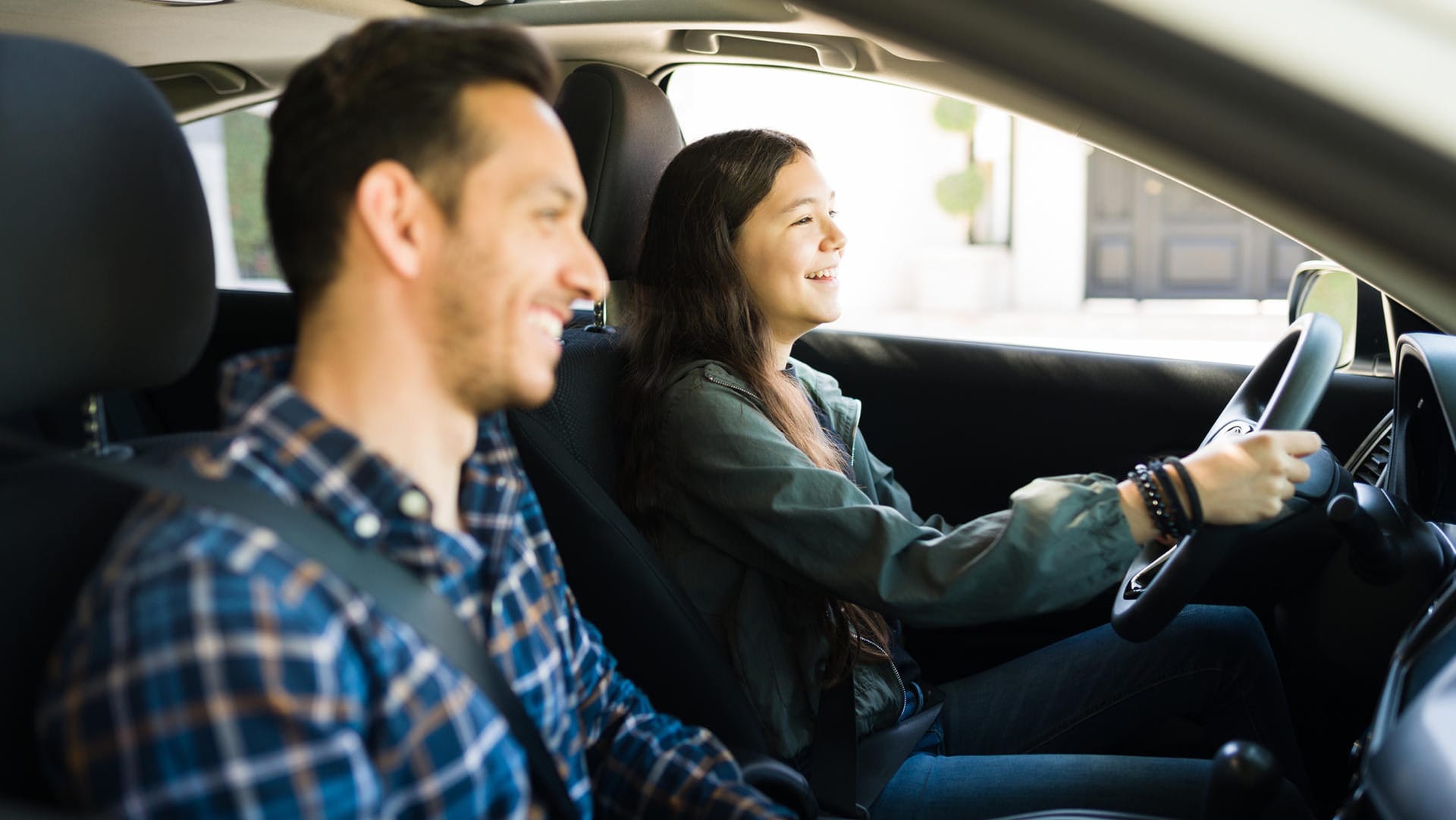 Begleitetes Fahren: In Deutschland dürfen Jugendliche unter bestimmten Voraussetzungen schon mit 17 Jahren Auto fahren.