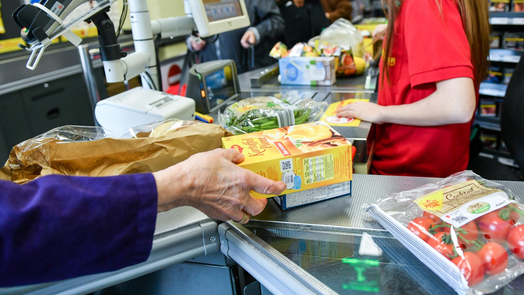 Einkauf im Supermarkt (Archivbild): Deutsche Verbraucher und Unternehmen müssen sich nach Einschätzung des Ifo-Instituts auf weitere Preiserhöhungen einstellen.