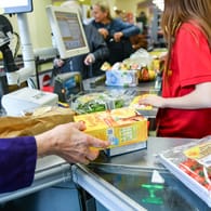 Einkauf im Supermarkt (Archivbild): Deutsche Verbraucher und Unternehmen müssen sich nach Einschätzung des Ifo-Instituts auf weitere Preiserhöhungen einstellen.
