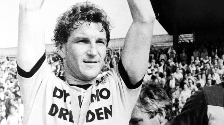 Hans-Jürgen Dörner: Er jubelt mit dem FDGB-Pokal, der Trophäe für den nationalen Pokalwettbewerb der DDR, im Jahr 1984.