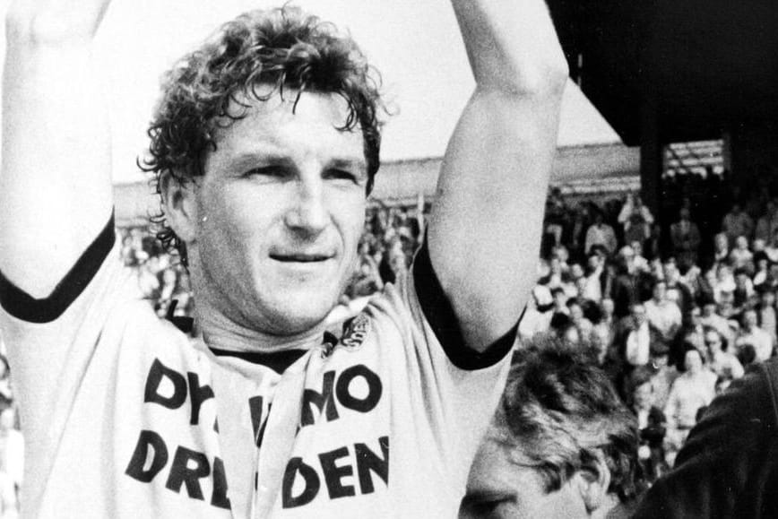 Hans-Jürgen Dörner: Er jubelt mit dem FDGB-Pokal, der Trophäe für den nationalen Pokalwettbewerb der DDR, im Jahr 1984.