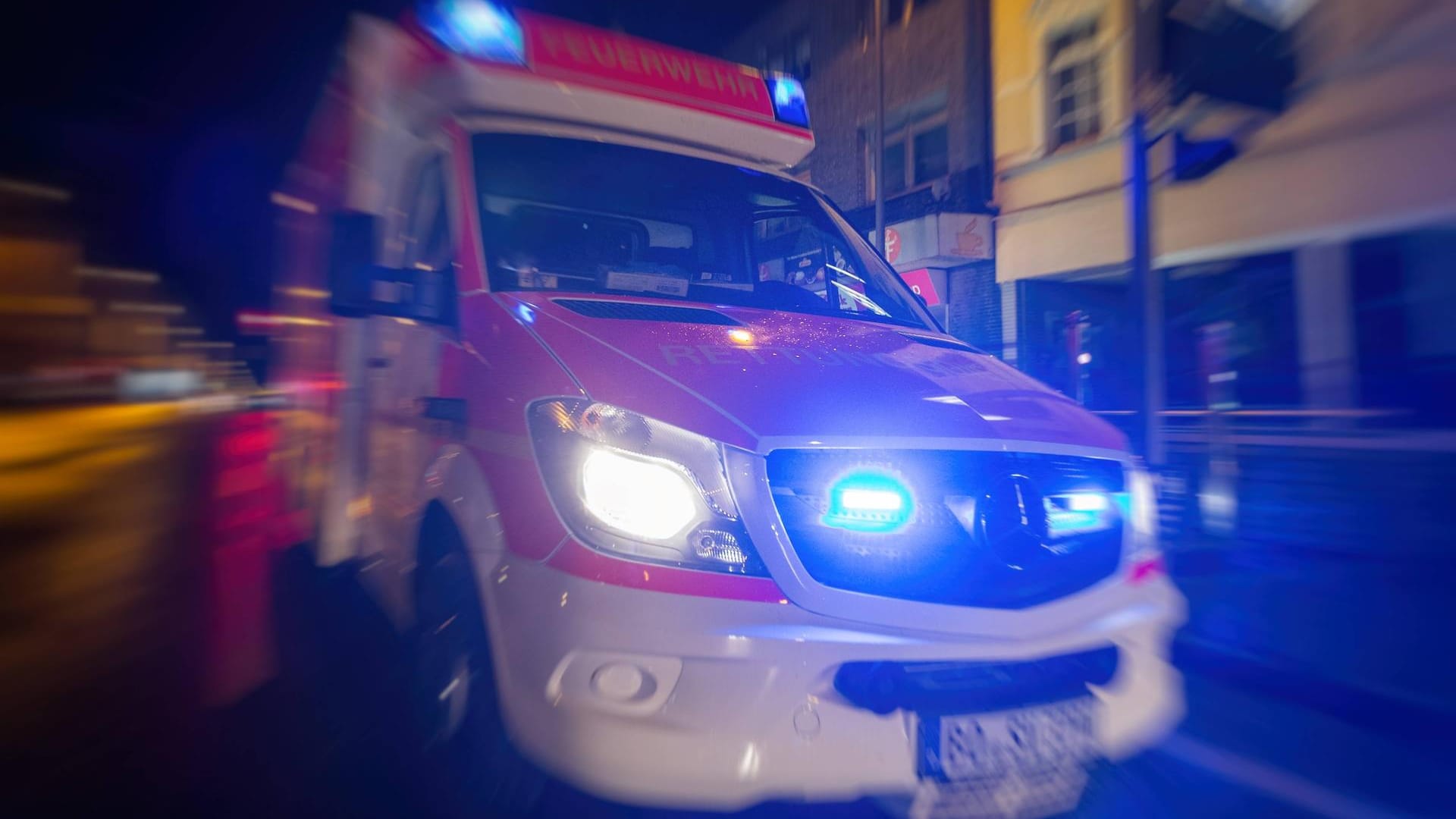 Ein Rettungswagen während der Fahrt (Archivbild): In Bochum ist ein Radfahrer von einem Auto erfasst worden und verstorben. Ein Rettungswagen während der Fahrt (Archivbild): In Bochum ist ein Radfahrer von einem Auto erfasst worden und verstorben.
