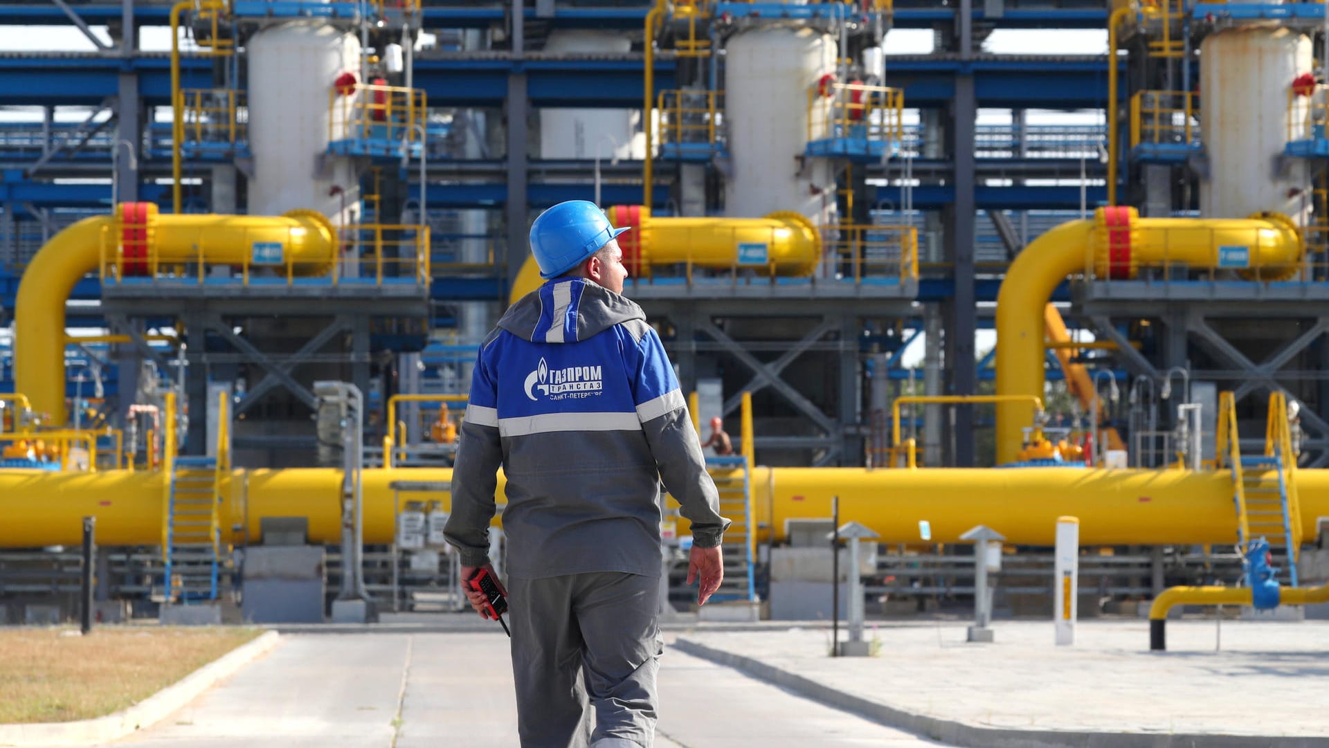 Gazprom-Mitarbeiter vor einer Anlage (Symbolbild): Deutschland erhält 48 Prozent seiner Gasimporte aus Russland.