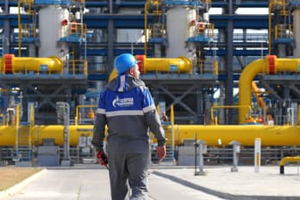 Gazprom-Mitarbeiter vor einer Anlage (Symbolbild): Deutschland erhält 48 Prozent seiner Gasimporte aus Russland.