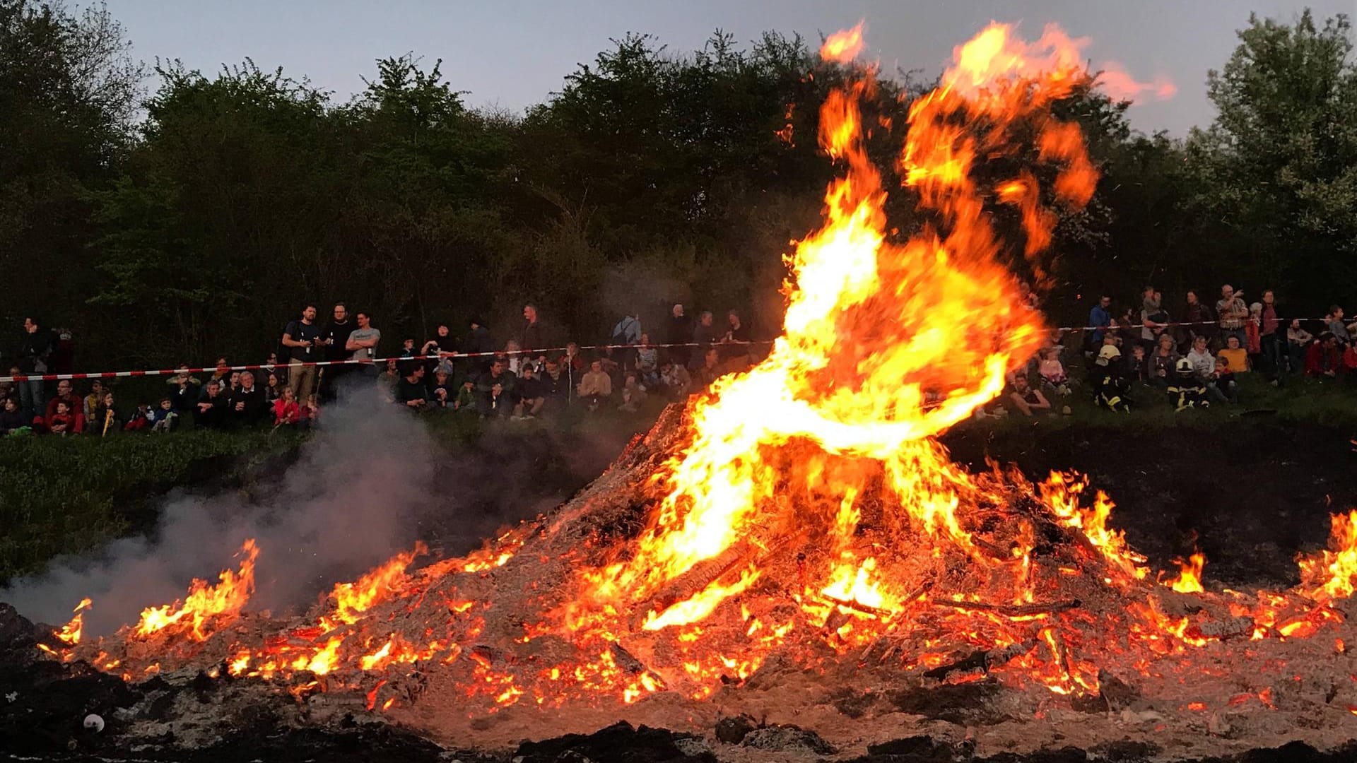 Osterfeuer: Die Tradition ist bei Jung und Alt beliebt.