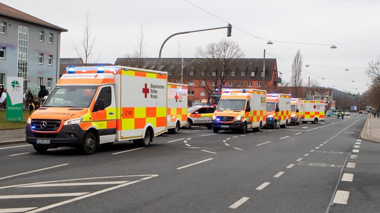 Mehrere Rettungswagen stehen vor einer Schule in Fürth: Dort wurden 60 Personen mit Reizgas verletzt.