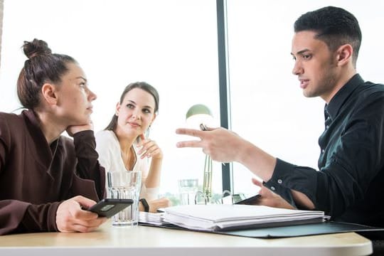 Weniger ist mehr: Im Meeting sollte nur anwesend sein, wer auch wirklich etwas beizutragen hat.