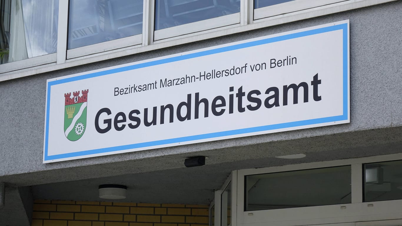 Blick auf das Gesundheitsamt Marzahn-Hellersdorf (Archivbild): Hier war es zuletzt wegen technischer Probleme zu Meldeausfällen gekommen.