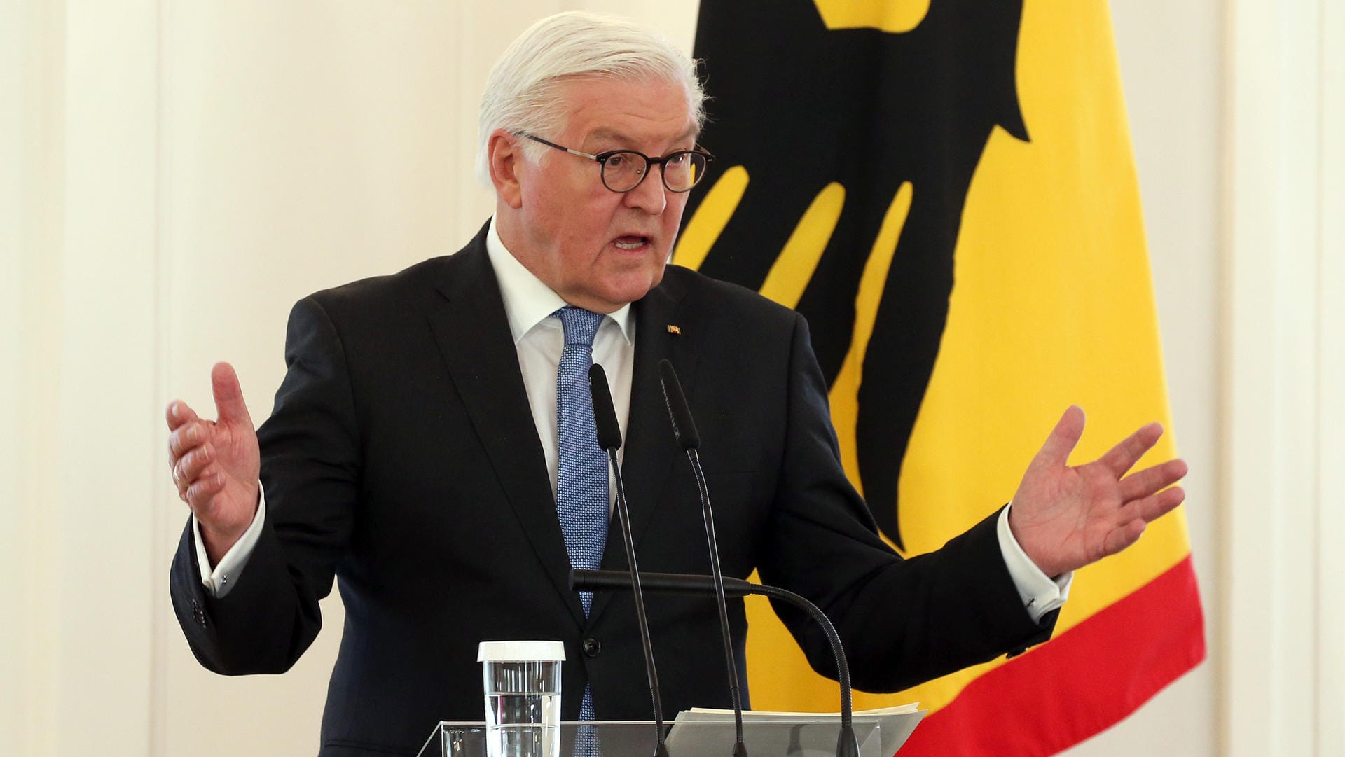 Bundespräsident Frank-Walter Steinmeier im Schloss Bellevue: "Diese Mehrheit darf nicht still bleiben, wenn Extremisten die Axt ans demokratische Urvertrauen legen." Bundespräsident Frank-Walter Steinmeier im Schloss Bellevue: "Diese Mehrheit darf nicht still bleiben, wenn Extremisten die Axt ans demokratische Urvertrauen legen."