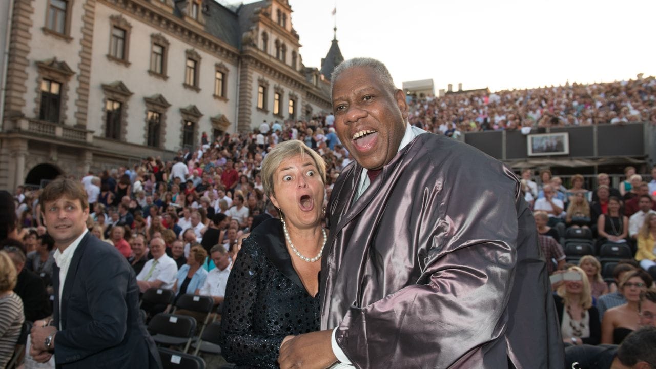 Fürstin Gloria von Thurn und Taxis und der amerikanische Mode-Journalist André Leon Talley (2013). Fürstin Gloria von Thurn und Taxis und der amerikanische Mode-Journalist André Leon Talley (2013).
