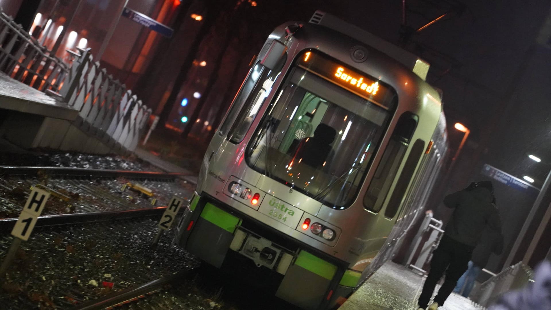 Eine Stadtbahn in Hannover (Archivbild): Der Teenager hatte Glück im Unglück.