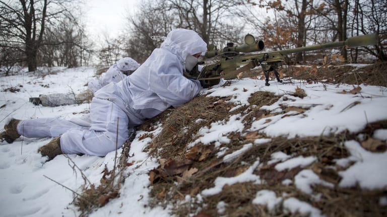 Ukrainische Scharfschützen in Donezk: Russland hat knapp 100.000 Soldaten in der Nähe der ukrainischen Grenze stationiert.