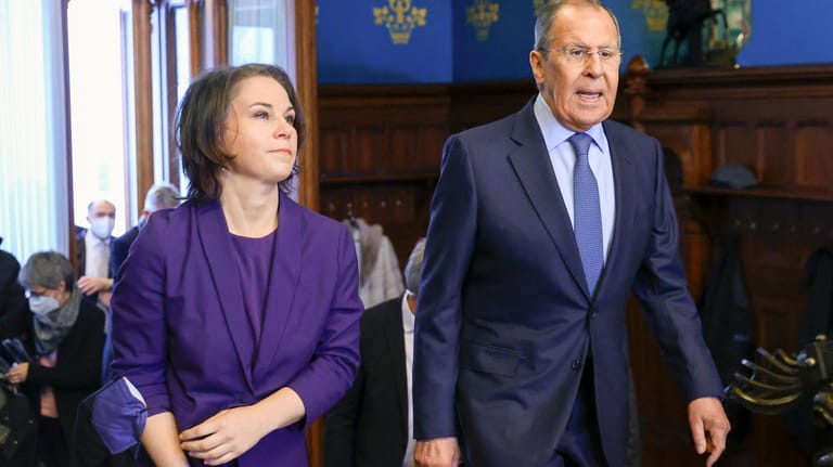 Baerbock trifft Lawrow in Moskau: Die deutsche Außenministerin hat bei ihrem Antrittsbesuch die russischen Drohgebärden im Ukraine-Konflikt kritisiert.