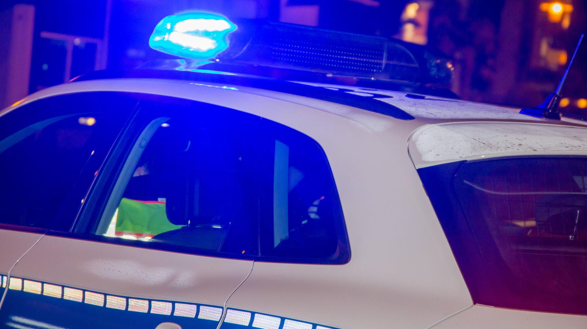 Einsatzfahrzeug der Polizei (Symbolbild): Zu den Hintergründen des Angriffs ermittelt der Staatsschutz. Einsatzfahrzeug der Polizei (Symbolbild): Zu den Hintergründen des Angriffs ermittelt der Staatsschutz.