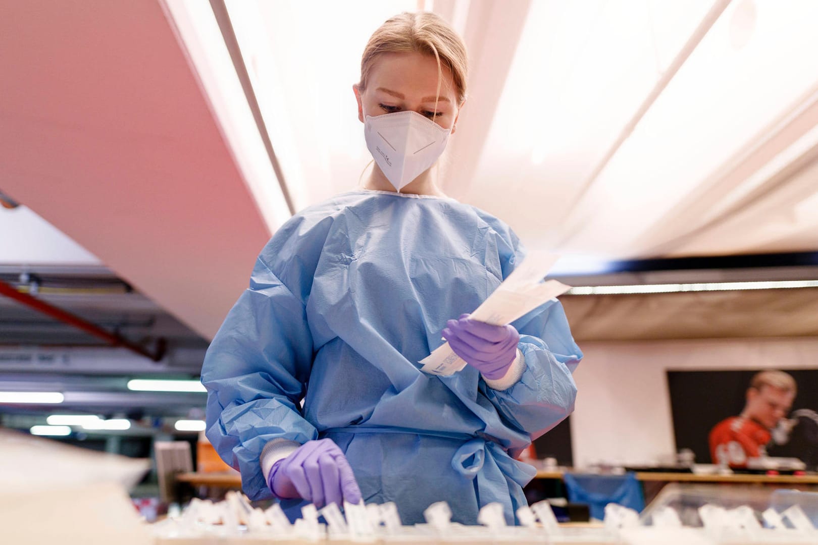 Eine Labormitarbeiterin bei der Arbeit (Archivbild): Durch die neuen Quarantäne-Regeln kommt das Personal in den Laboren an seine Grenzen.