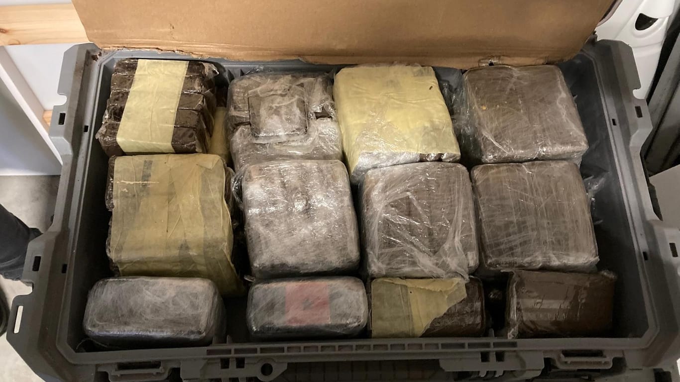 Ein Koffer mit mutmaßlichen Betäubungsmitteln: Die Einsatzkräfte stellten mehrere Dutzend Kilogramm Drogen sicher.