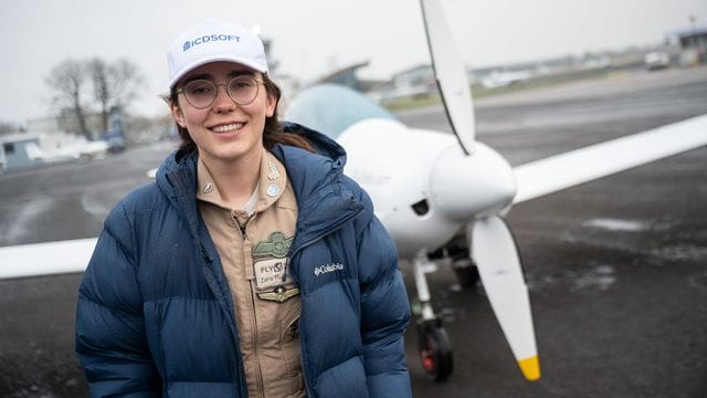 Zara Rutherford auf dem Flugplatz Frankfurt-Egelsbach: Bereits mit 14 lernte sie, wie man einen Flieger steuert, und arbeitete auf ihren ersten Flugschein hin.