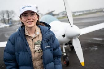 Zara Rutherford auf dem Flugplatz Frankfurt-Egelsbach: Bereits mit 14 lernte sie, wie man einen Flieger steuert, und arbeitete auf ihren ersten Flugschein hin.