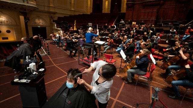 Ein neuer Schnitt im Concertgebouw auf der Bühne - und die Musik spielt dazu. Ein neuer Schnitt im Concertgebouw auf der Bühne - und die Musik spielt dazu.