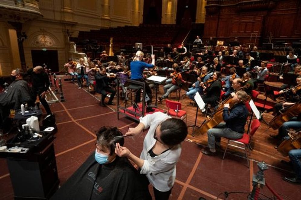 Ein neuer Schnitt im Concertgebouw auf der Bühne - und die Musik spielt dazu.