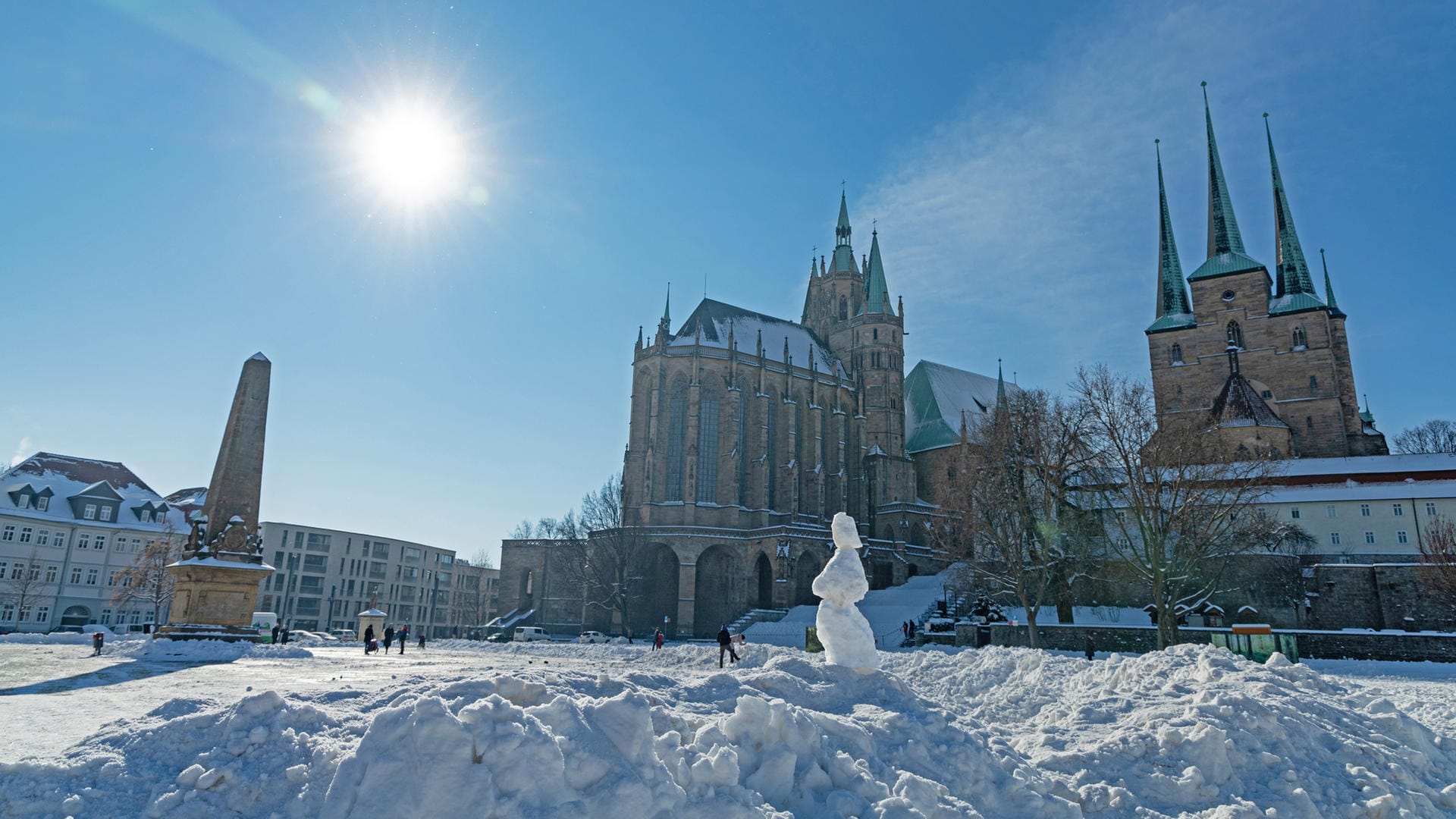 Erfurt: Ein Schneemann steht vor dem Dom und der Severikirche in Erfurt.