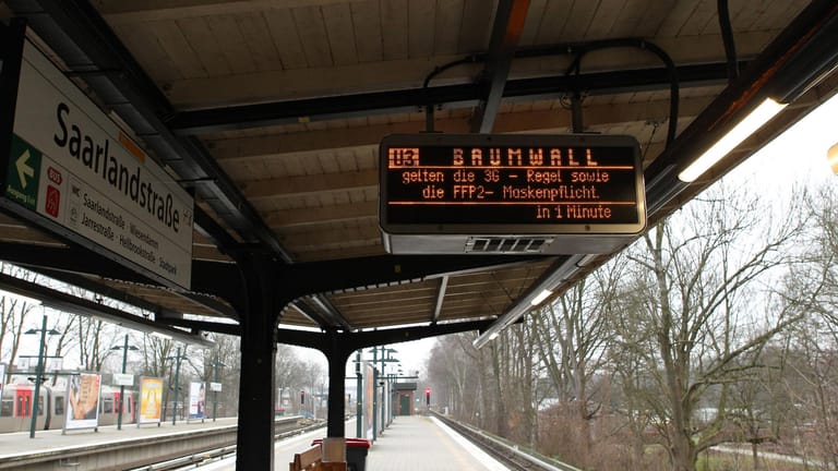 Eine Anzeige zeigt die U3 in Richtung Baumwall an (Archivbild): In Hamburg stehen noch einige Bauarbeiten an.