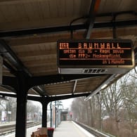 Eine Anzeige zeigt die U3 in Richtung Baumwall an (Archivbild): In Hamburg stehen noch einige Bauarbeiten an.