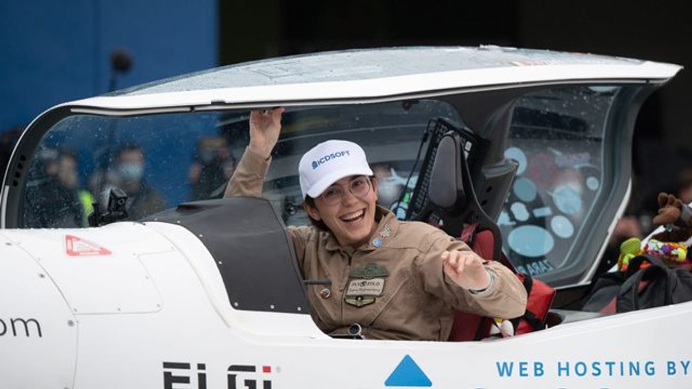 Die Pilotin Zara Rutherford steigt aus ihrem Flugzeug des Typs Shark Aero in Frankfurt-Egelsbach.