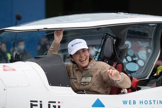 Die Pilotin Zara Rutherford steigt aus ihrem Flugzeug des Typs Shark Aero in Frankfurt-Egelsbach.