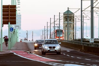 Verkehr auf der Deutzer Brücke in Köln (Symbolfoto): In der Domstadt war ein Mann jahrzehntelang ohne Führerschein unterwegs.