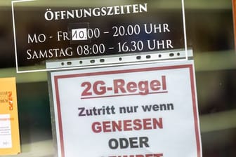 Auch Genesenennachweise, die vor der Verkürzung der Gültigkeit am Samstag ausgestellt wurden, erlauben nach rund 90 Tagen keinen Zugang zu 2G-Veranstaltungen mehr.