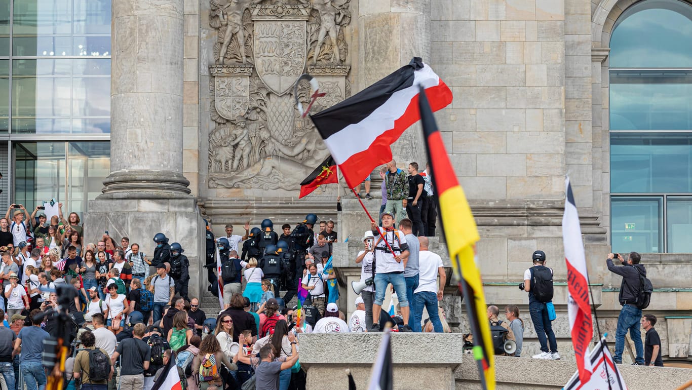 Versuchter Sturm auf den Bundestag: Im August 2020 hatten Demonstranten Absperrgitter überstiegen und mit Gewalt Widerstand gegen Polizisten geleistet.