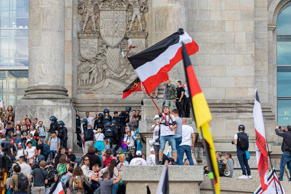 Versuchter Sturm auf den Bundestag: Im August 2020 hatten Demonstranten Absperrgitter überstiegen und mit Gewalt Widerstand gegen Polizisten geleistet.