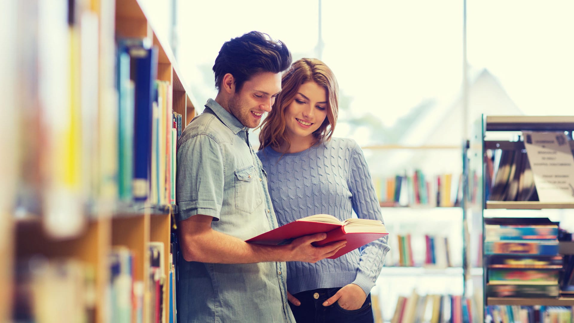 Studentenpaar in der Bibliothek.