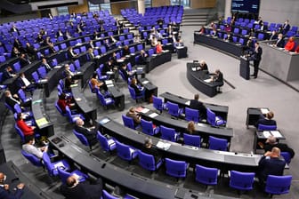 Sitzung im Bundestag: Die Verwaltung hat 19 Verstöße gegen den Geheimschutz an Ermittler übergeben. Sitzung im Bundestag: Die Verwaltung hat 19 Verstöße gegen den Geheimschutz an Ermittler übergeben.