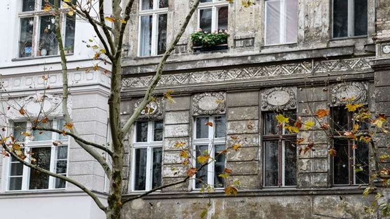 Wer in den Metropolen eine Wohnung sucht, muss aus Expertensicht mit weiter steigenden Preisen rechnen.