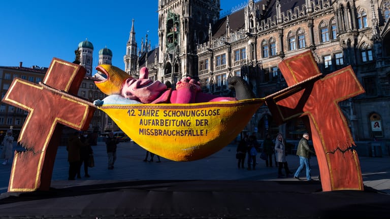 Die Plastik "Der Hängemattenbischof" steht auf dem Marienplatz: Ein Protestbündnis aus verschiedenen Organisationen will am Mittwoch auf dem Marienplatz gegen die "Vertuschung von kirchlichem Missbrauch" demonstrieren.
