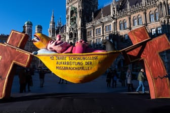 Die Plastik "Der Hängemattenbischof" steht auf dem Marienplatz: Ein Protestbündnis aus verschiedenen Organisationen will am Mittwoch auf dem Marienplatz gegen die "Vertuschung von kirchlichem Missbrauch" demonstrieren.