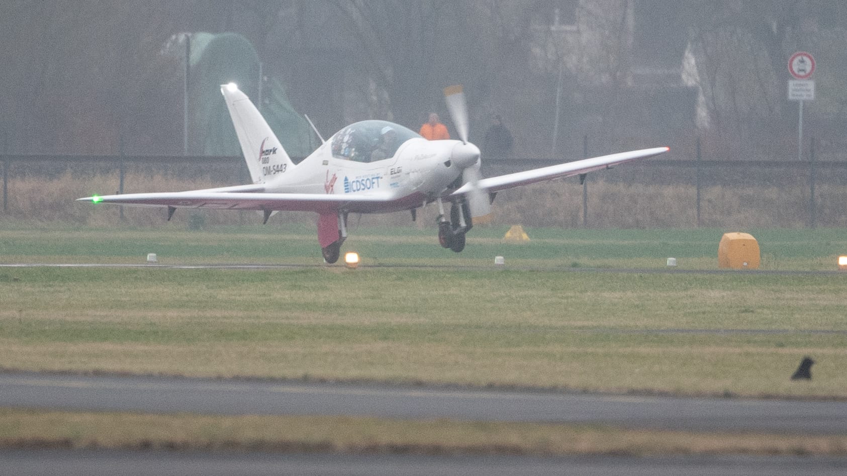 Zara Rutherford in ihrem Flugzeug des Typs Shark Aero: Das Fahrgestell lässt sich bei diesem Modell einfahren.