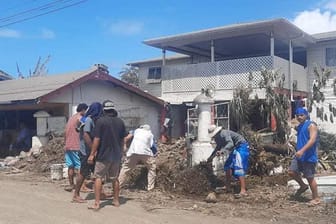 Aufräumarbeiten auf Tonga: Die Angst vor Krankheiten nimmt zu.
