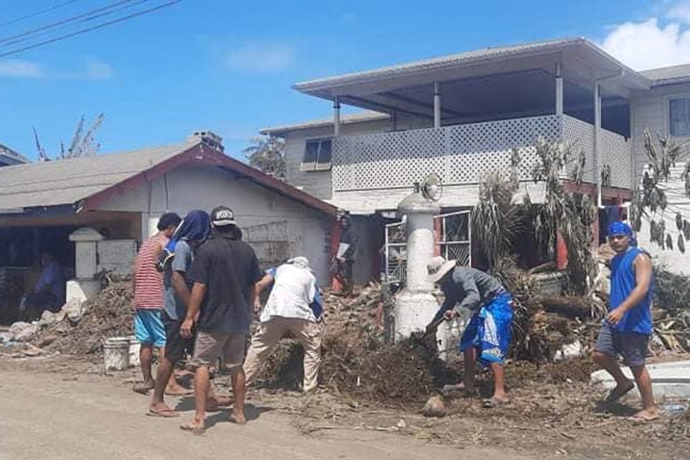 Aufräumarbeiten auf Tonga: Die Angst vor Krankheiten nimmt zu.