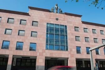 Landgericht Darmstadt: Ein Ex-Landrat hat Geld gezahlt, um einen Prozess einzustellen.