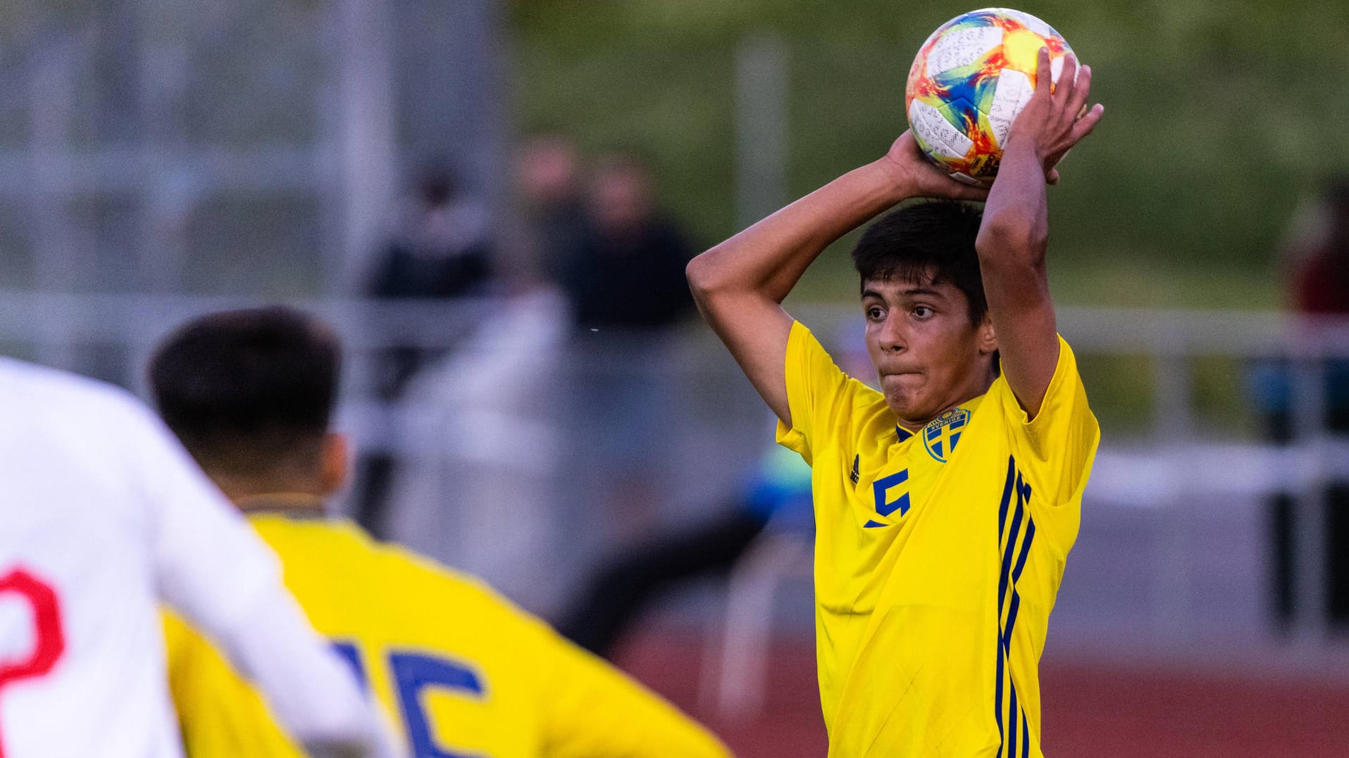 Matteo Perez Vinlöf bei einem Länderspiel mit Schwedens U16: Der Verteidiger trägt künftig auch das Bayern-Trikot.